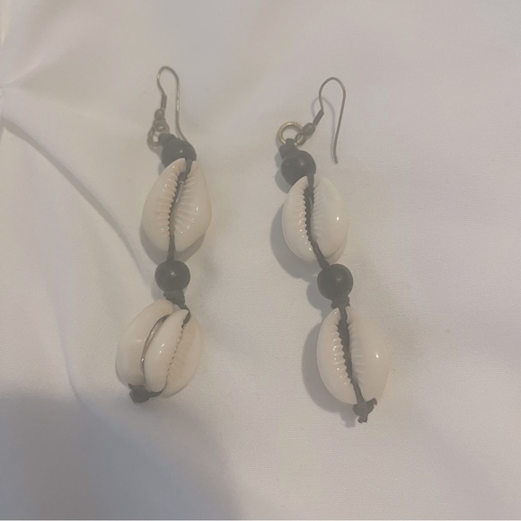 Cowrie Shell Earrings Cream Black - Picture 2 of 4